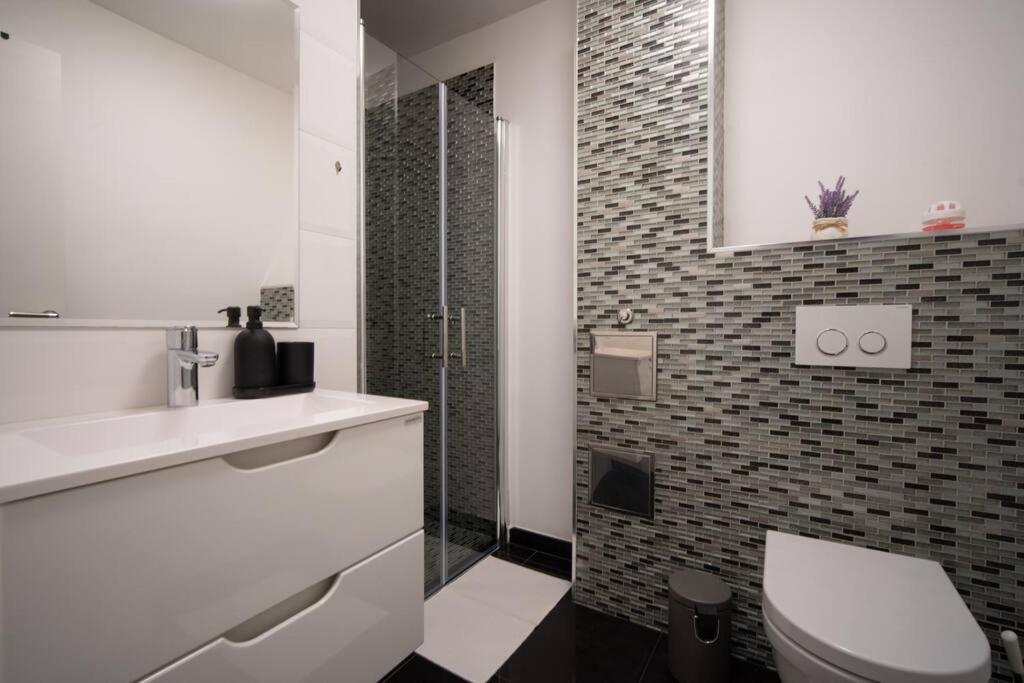 Apartment Hesa- 4 Star Apartment Риека Экстерьер фото